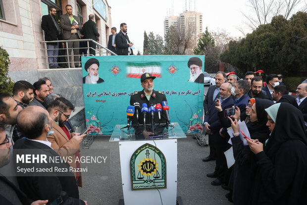 سردار احمدرضا رادان فرمانده فراجا در حال پاسخگویی به سوالات خبرنگاران است