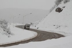 بارش برف در محورهای جنوب و غرب اصفهان/ مه گرفتگی در برخی جاده‌ها گزارش شد