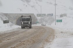 بارش برف و کاهش دید افقی در جاده‌های ۵ شهر لرستان