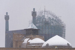 حفاظت از گنبدهای تاریخی اصفهان پس از بارش سنگین برف/ خطری گنبد مسجد شیخ لطف‌الله را تهدید نمی‌کند