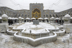 الثلوج تغطي حرم الامام علي بن موسى الرضا(ع) في مدينة المشهد المقدسة