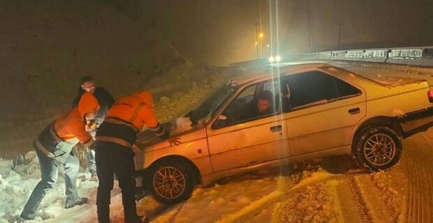 امداد رسانی به خودروهای گرفتار در برف انجام شد/فعالیت۲٠راهدارخانه