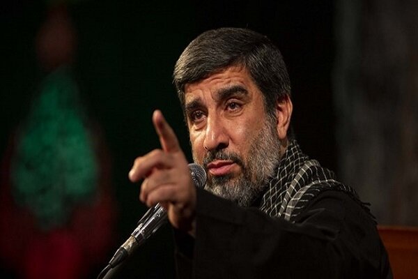مهدی سلحشور در هیئت نورالثقلین مرثیه خوانی می کند مهدی سلحشور در هیئت نورالثقلین مرثیه خوانی می کند
