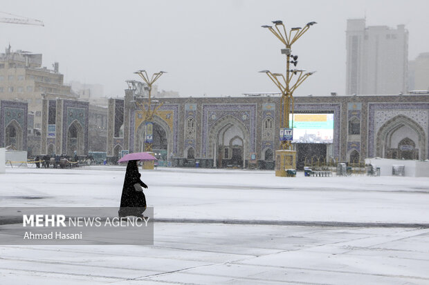 الثلوج تغطي حرم الامام علي بن موسى الرضا(ع)