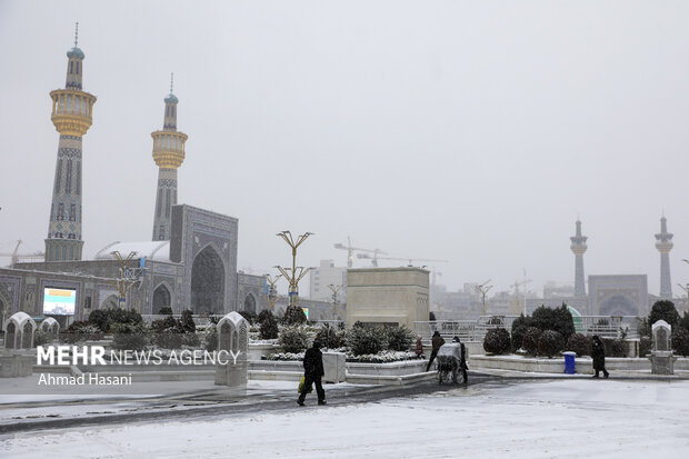 الثلوج تغطي حرم الامام علي بن موسى الرضا(ع)