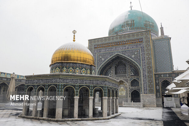 الثلوج تغطي حرم الامام علي بن موسى الرضا(ع)