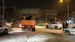 ۲۹ اکیپ شهرداری تربت حیدریه در حال برف روبی و نمک پاشی هستند