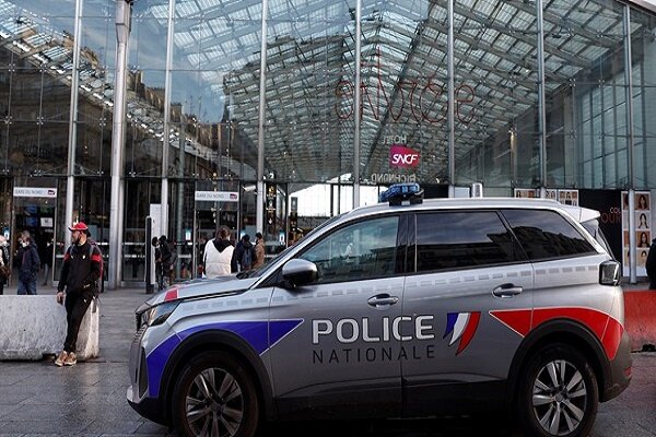 Knife attack in Paris leaves several injured: Police