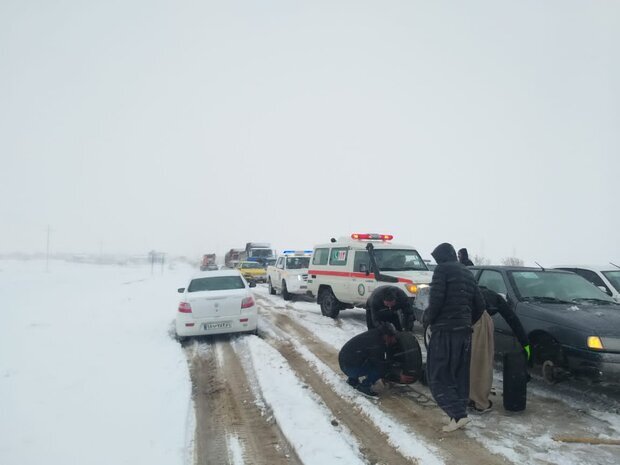 امدادرسانی هلال احمر تربت حیدریه به ۱۰۰ نفر گرفتار در برف 