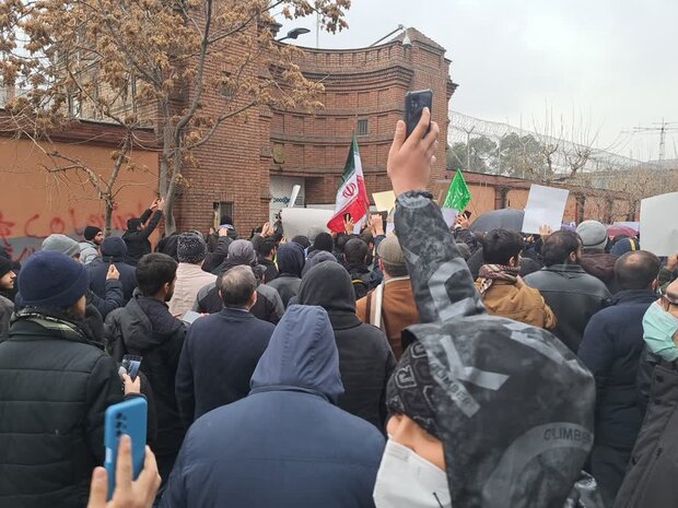 الرئيسان الإيراني والروسي يبحثان العلاقات الثنائية...وقفة احتجاجية أمام السفارة الفرنسية