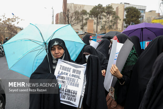 بعدازظهر امروز چهارشنبه ۲۱ دی ماه ۱۴۰۱ تجمع مردمی دانشجویی مقابل سفارت فرانسه در خیابان نوفل لوشاتو تهران این تجمع در اعتراض به اقدام سازمان یافته دولت فرانسه در خصوص توهین به ساحت مرجعیت صورت گرفت