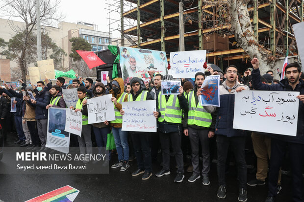 بعدازظهر امروز چهارشنبه ۲۱ دی ماه ۱۴۰۱ تجمع مردمی دانشجویی مقابل سفارت فرانسه در خیابان نوفل لوشاتو تهران این تجمع در اعتراض به اقدام سازمان یافته دولت فرانسه در خصوص توهین به ساحت مرجعیت صورت گرفت