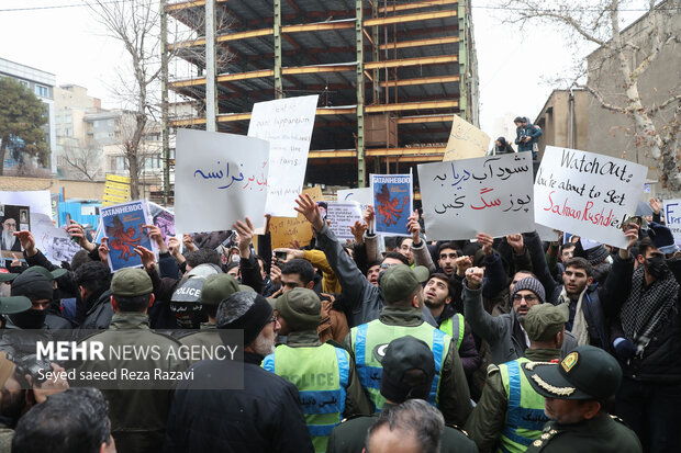 بعدازظهر امروز چهارشنبه ۲۱ دی ماه ۱۴۰۱ تجمع مردمی دانشجویی مقابل سفارت فرانسه در خیابان نوفل لوشاتو تهران این تجمع در اعتراض به اقدام سازمان یافته دولت فرانسه در خصوص توهین به ساحت مرجعیت صورت گرفت