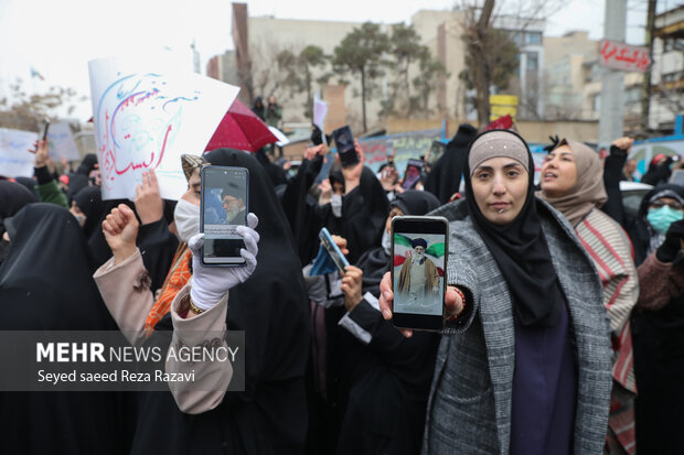 بعدازظهر امروز چهارشنبه ۲۱ دی ماه ۱۴۰۱ تجمع مردمی دانشجویی مقابل سفارت فرانسه در خیابان نوفل لوشاتو تهران این تجمع در اعتراض به اقدام سازمان یافته دولت فرانسه در خصوص توهین به ساحت مرجعیت صورت گرفت