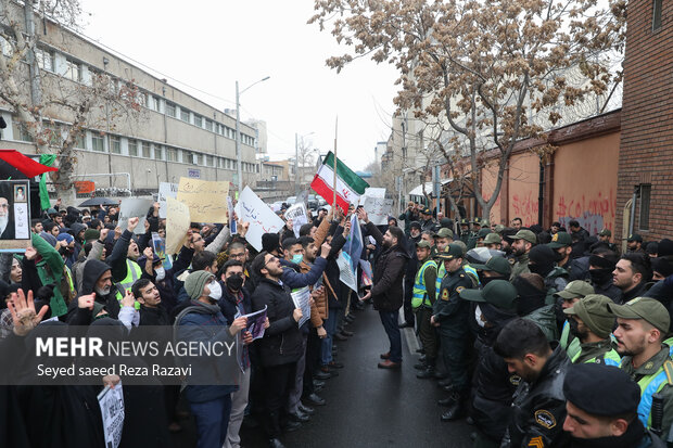 بعدازظهر امروز چهارشنبه ۲۱ دی ماه ۱۴۰۱ تجمع مردمی دانشجویی مقابل سفارت فرانسه در خیابان نوفل لوشاتو تهران این تجمع در اعتراض به اقدام سازمان یافته دولت فرانسه در خصوص توهین به ساحت مرجعیت صورت گرفت