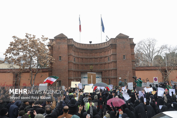 بعدازظهر امروز چهارشنبه ۲۱ دی ماه ۱۴۰۱ تجمع مردمی دانشجویی مقابل سفارت فرانسه در خیابان نوفل لوشاتو تهران این تجمع در اعتراض به اقدام سازمان یافته دولت فرانسه در خصوص توهین به ساحت مرجعیت صورت گرفت