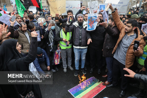 تہران میں موجود فرانسیسی سفارت خانے کے سامنے احتجاجی مظاہرہ
