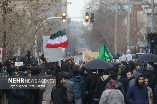 تہران میں موجود فرانسیسی سفارت خانے کے سامنے احتجاجی مظاہرہ
