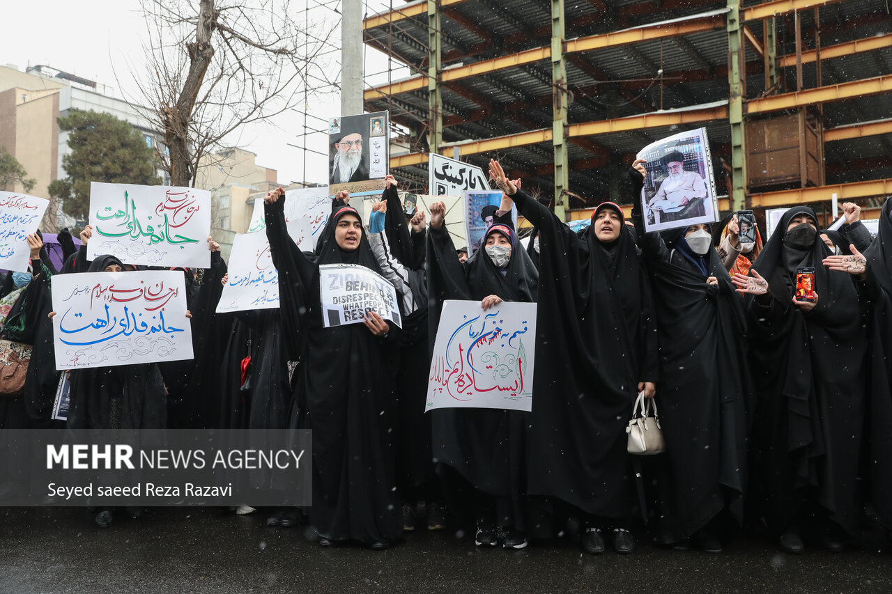 تہران میں موجود فرانسیسی سفارت خانے کے سامنے احتجاجی مظاہرہ