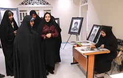 بازدید معاون رئیس جمهور از نمایشگاه نقاشی شهدا در حوزه هنری یزد