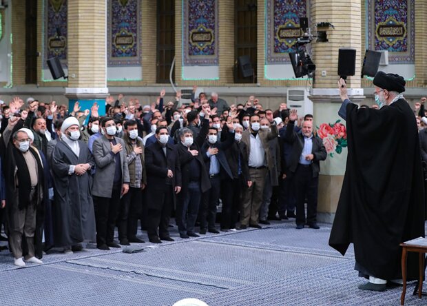 جمعی از مداحان اهل بیت (ع) با رهبر معظم انقلاب اسلامی دیدار کردند