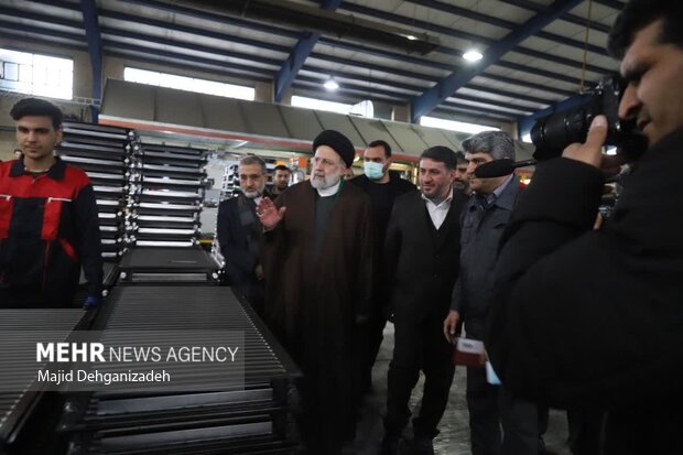 رئیس جمهور از یک واحد صنعتی در یزد بازدید کرد