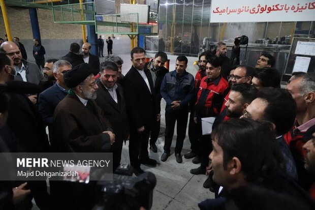 رئیس جمهور از یک واحد صنعتی در یزد بازدید کرد