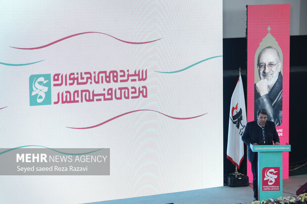  محمد خزاعی رئیس سازمان سینمایی در حال سخنرانی در مراسم آیین اختتامیه سیزدهمین جشنواره مردمی فیلم «عمار» است