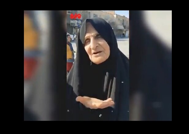 فیلمی از شعرخوانی یک مادر شهید در سفر رئیسی