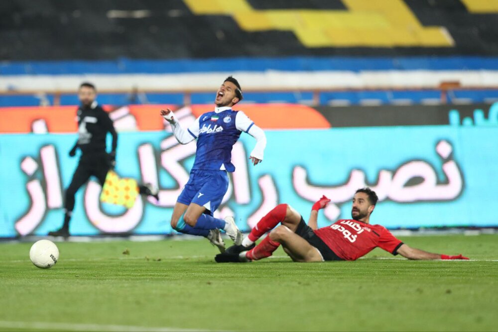 تيم فوتبال استقلال و تراكتور