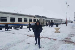 زمین‌گیر شدن ۵ قطار مسافری مشهد در برف/ امدادرسانی با اتوبوس به در راه ماندگان