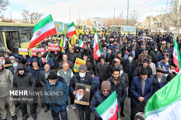 راهپیمایی مردم زنجان در محکومیت نشریه فرانسوی