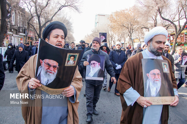 گستاخانہ خاکوں کی اشاعت کیخلاف ایرانی شہر تبریز میں مظاہرہ
