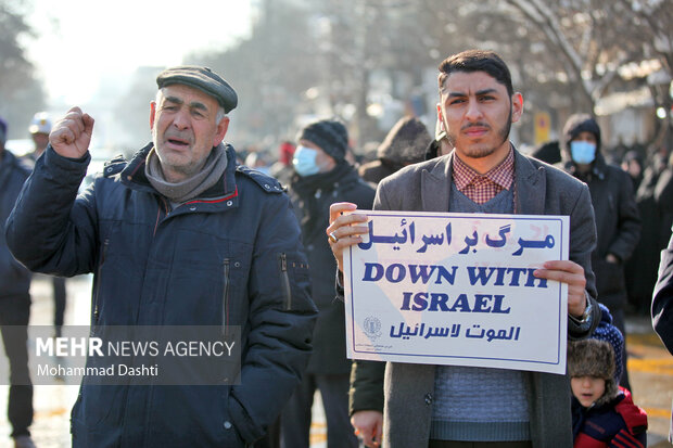 فرانسوی میگزین کے خلاف ایرانی صوبہ اردبیل میں احتجاجی مظاہرہ
