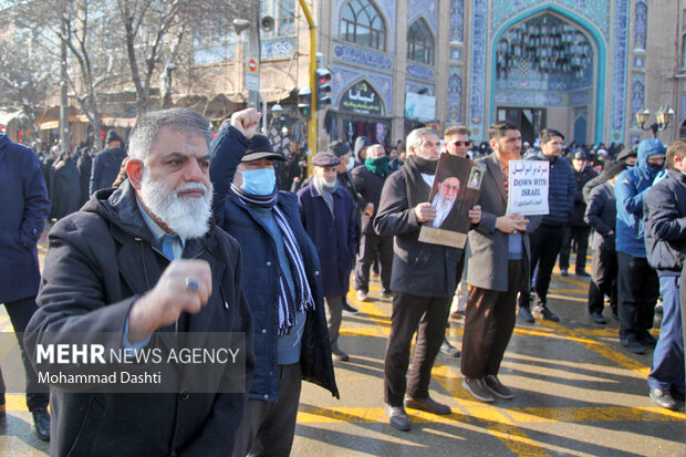 فرانسوی میگزین کے خلاف ایرانی صوبہ اردبیل میں احتجاجی مظاہرہ
