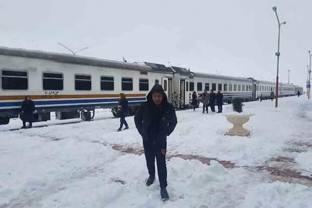 زمین‌گیر شدن ۵ قطار مسافری مشهد در برف