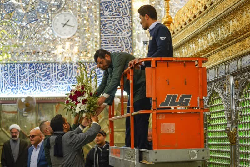 تصاویری زیبا از گل آرایی مرقد مطهر امیرالمومنین(ع) در نجف اشرف