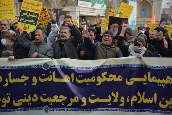 راهپیمایی نمازگزاران ارومیه در محکومیت نشریه فرانسوی برگزار شد