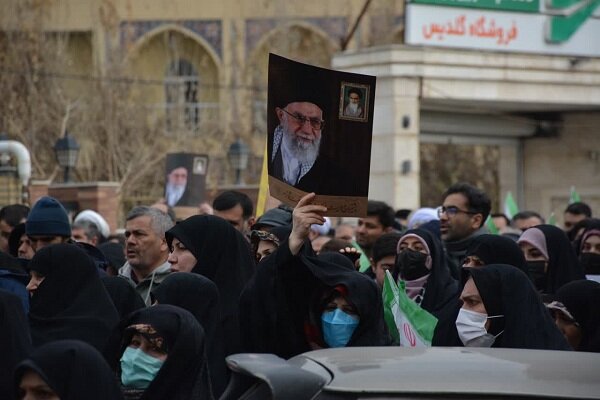 راهپیمایی نمازگزاران ارومیه در محکومیت نشریه فرانسوی برگزار شد