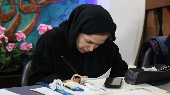 شرکت ۱۲بانوی خوشنویس گیلانی در جشنواره ملی بداهه نویسی «مشق مادر»