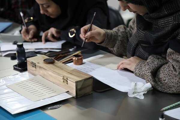 شرکت ۱۲بانوی خوشنویس گیلانی در جشنواره ملی بداهه نویسی «مشق مادر»