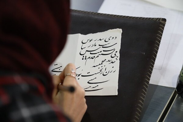 شرکت ۱۲بانوی خوشنویس گیلانی در جشنواره ملی بداهه نویسی «مشق مادر»