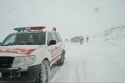 ارتفاع بالای برف راه‌های ارتباطی روستاهای گیلان را قطع کرد/ امدادرسانی به حادثه‌دیدگان با بالگرد