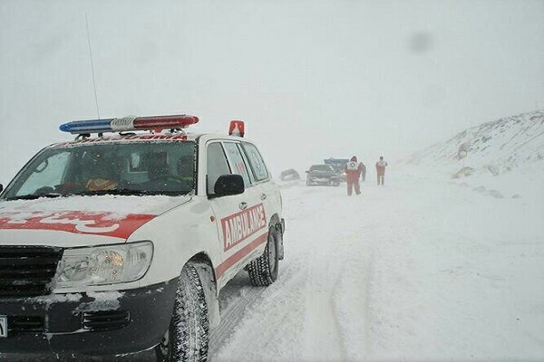 نجات ۲۵۰ در راه مانده و گرفتار در محورهای برف‌گرفته سپیدان