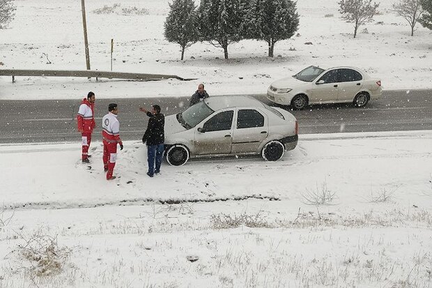 امدادرسانی به ۲ خودروی گرفتار در کولاک و برف در کنگاور