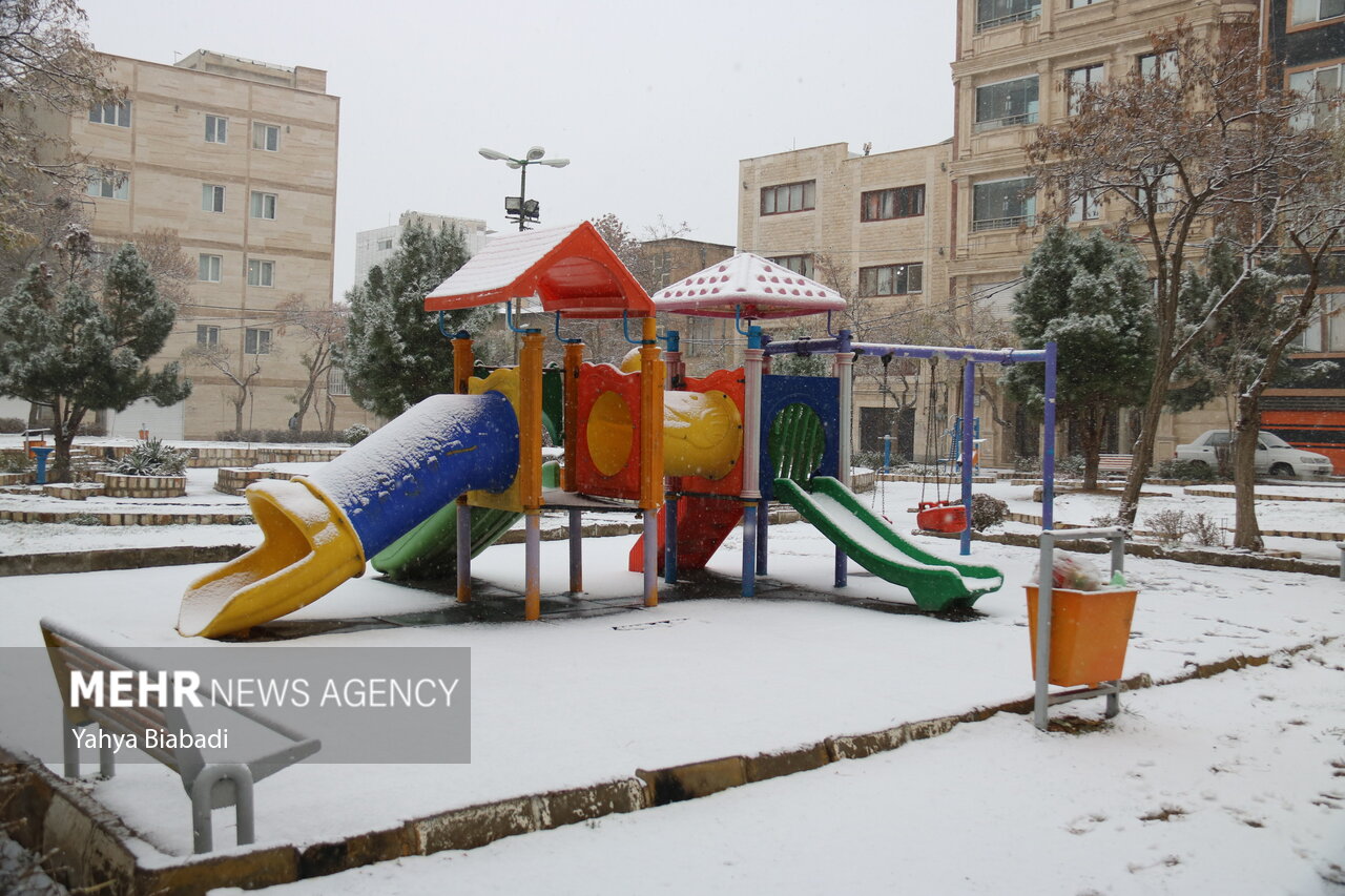 رخت سفید برف بر تن کرمانشاه نشست/راه دسترسی به ۸۰۰ روستا مسدود شد
