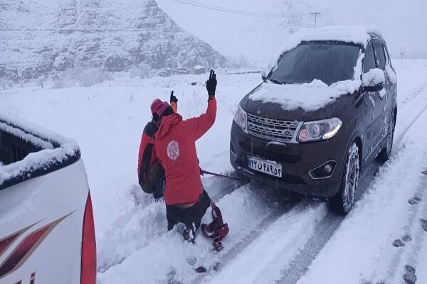 امدادرسانی هلال احمر زنجان به ۹۹ خودروی گرفتار در برف و کولاک