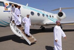 وفد سلطنة عمان يغادر العاصمة صنعاء برفقة محمد عبدالسلام
