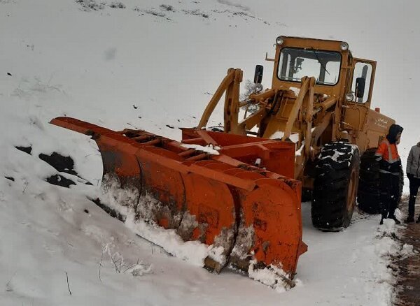 ۲۵ خودرو در محورهای درگیر برف استان سمنان رهاسازی شدند