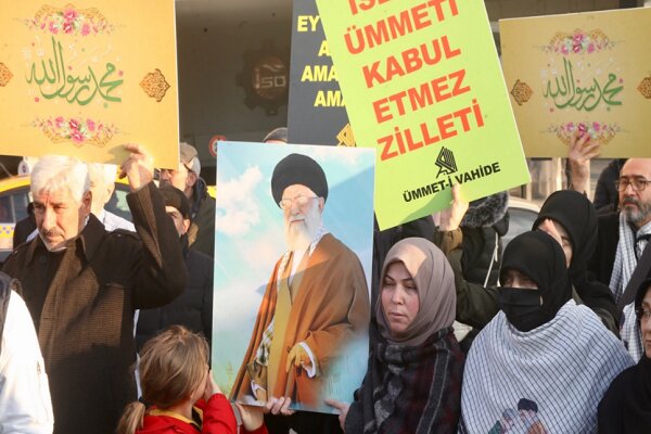 İstanbul'da Charlie Hebdo dergisi protesto edildi İstanbul'da Charlie Hebdo dergisi protesto edildi